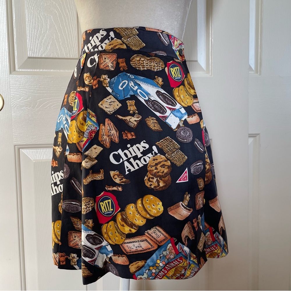 Nicole Miller Black A-Line Skirt with Snack Print